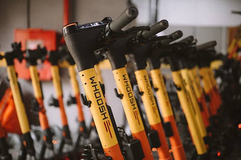 🛴 В Екатеринбурге стартовал сезон электросамокатов

Самокаты Whoosh вернулись на улицы города. Пока их можно арендовать только возле Плотинки, но постепенно транспорт будет появляться по всему Екатери