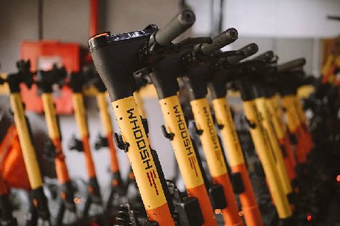 🛴 В Екатеринбурге стартовал сезон электросамокатов

Самокаты Whoosh вернулись на улицы города. Пока их можно арендовать только возле Плотинки, но постепенно транспорт будет появляться по всему Екатери