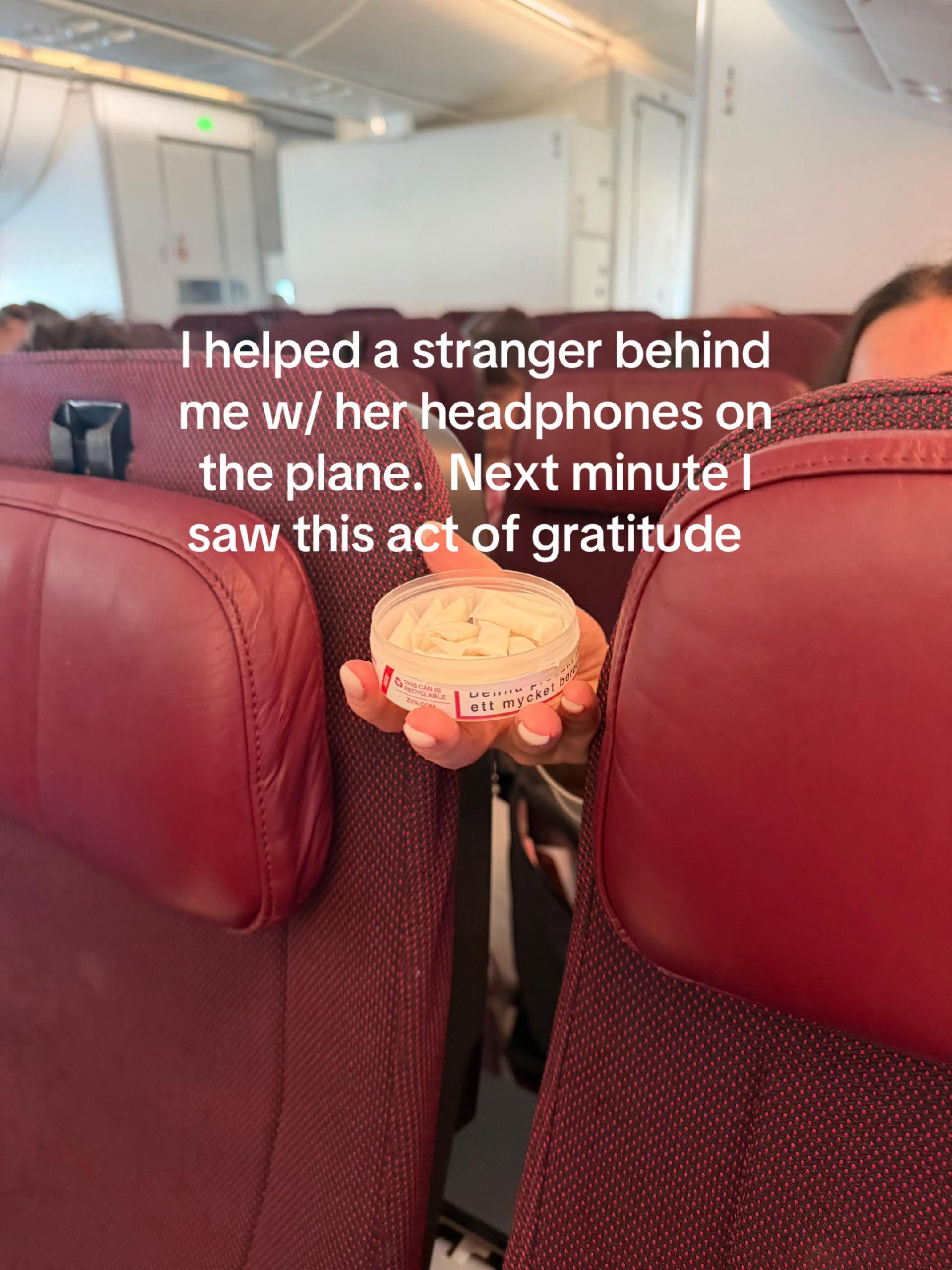 helped a stranger behind her headphones the plane. Next minute saw this act of gratitude