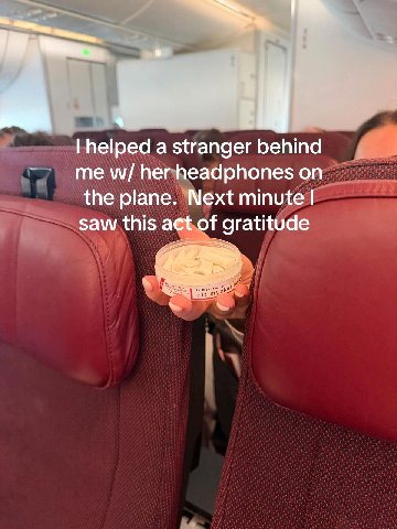 helped a stranger behind her headphones the plane. Next minute saw this act of gratitude
