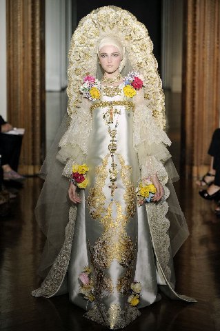 Christian Lacroix F/W 2009 на подиуме и на выставке Heavenly bodies в Метрополитен-музее в 2018