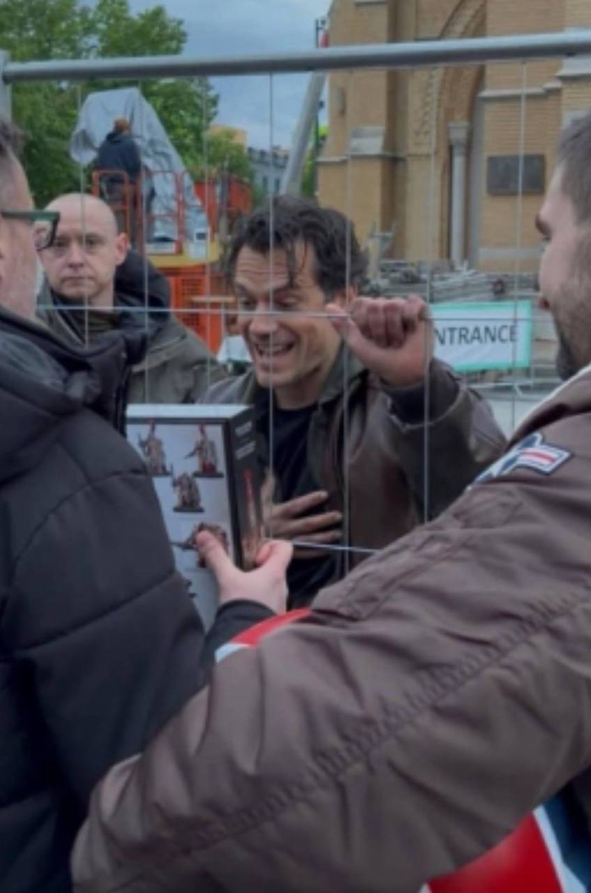 ХАХАХАХАХА: довольный Генри Кавилл на съёмках «Горца» в Польше

Один из фанатов подарил актёру наборы по Warhammer 40K с его любимой фракцией Adeptus Custodes.