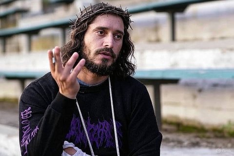 Святого во мне дохуя. Иуда передо мной стоит, серебренники дрочит свои. Я говорю: «Старина, съеби нахуй». Умираю просто за грехи его и всё. Говорю: «Прощаю и съебывай».