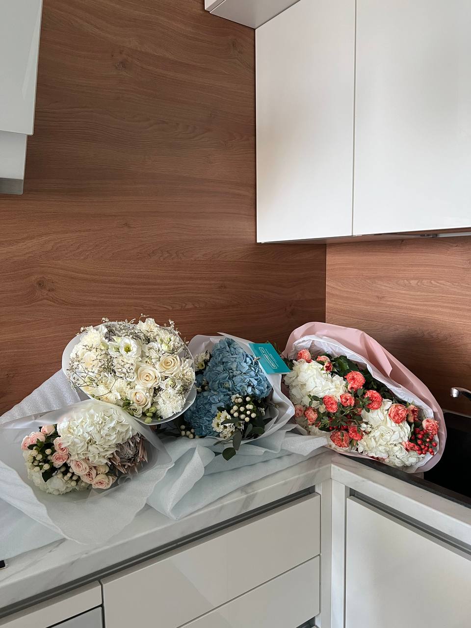 все цветы от мужа! мальчики, учитесь 🥺👉🏻👈🏻