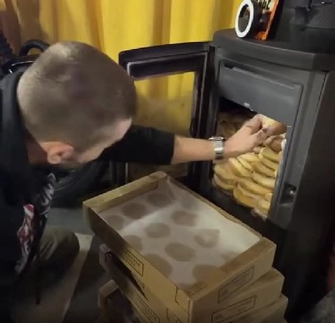 A Polish YouTuber just heated his house by burning 133 Lidl donuts in his stove.

14°C→22°C. Burned for 5+ hours.

Donuts have almost the same energy value as wood pellets - but at €0.0024 per donut,