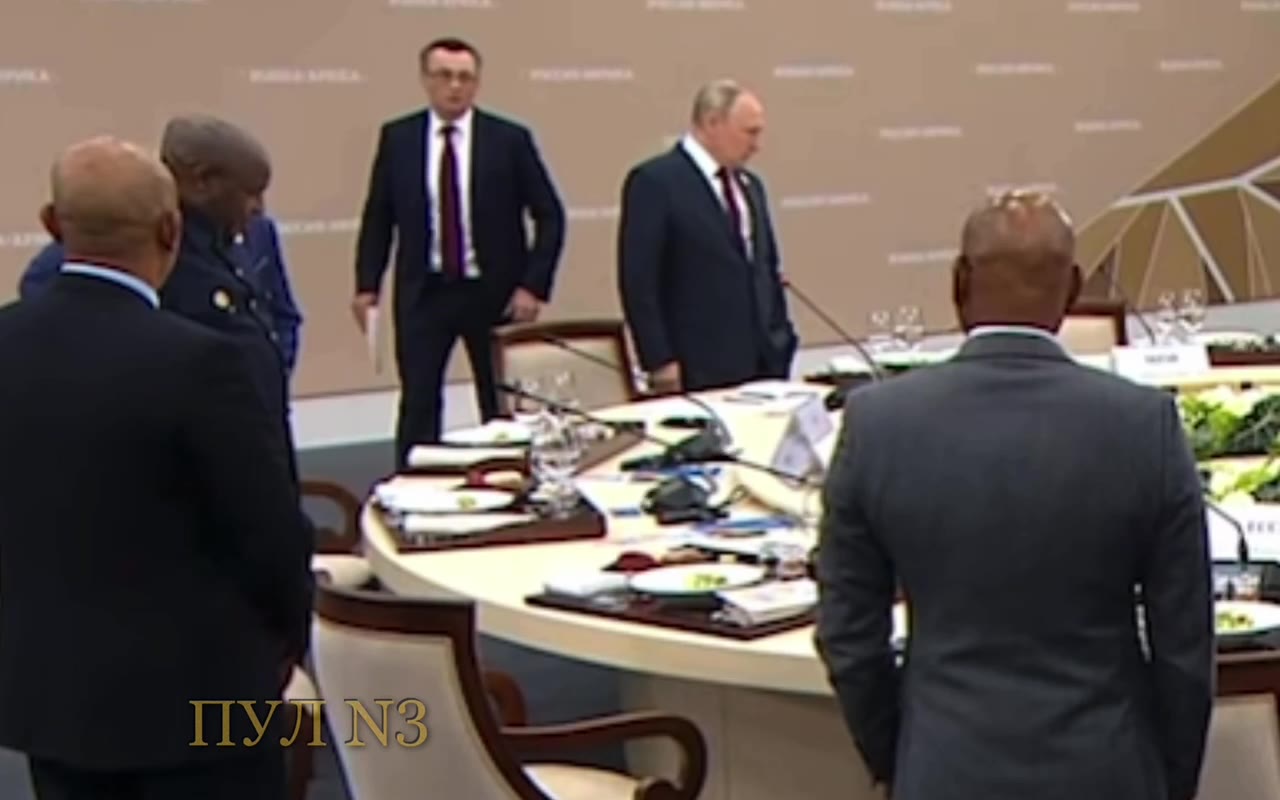 «Сиди-сиди-сиди!»: Владимир Путин «вручную» усадил на место президента Каморских островов, который сел за стол раньше всех и попытался встать. @dimsmirnov175