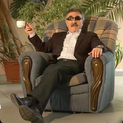 ночь: *наступает*

я за кухонным столом в ожидании кипящего чайника: