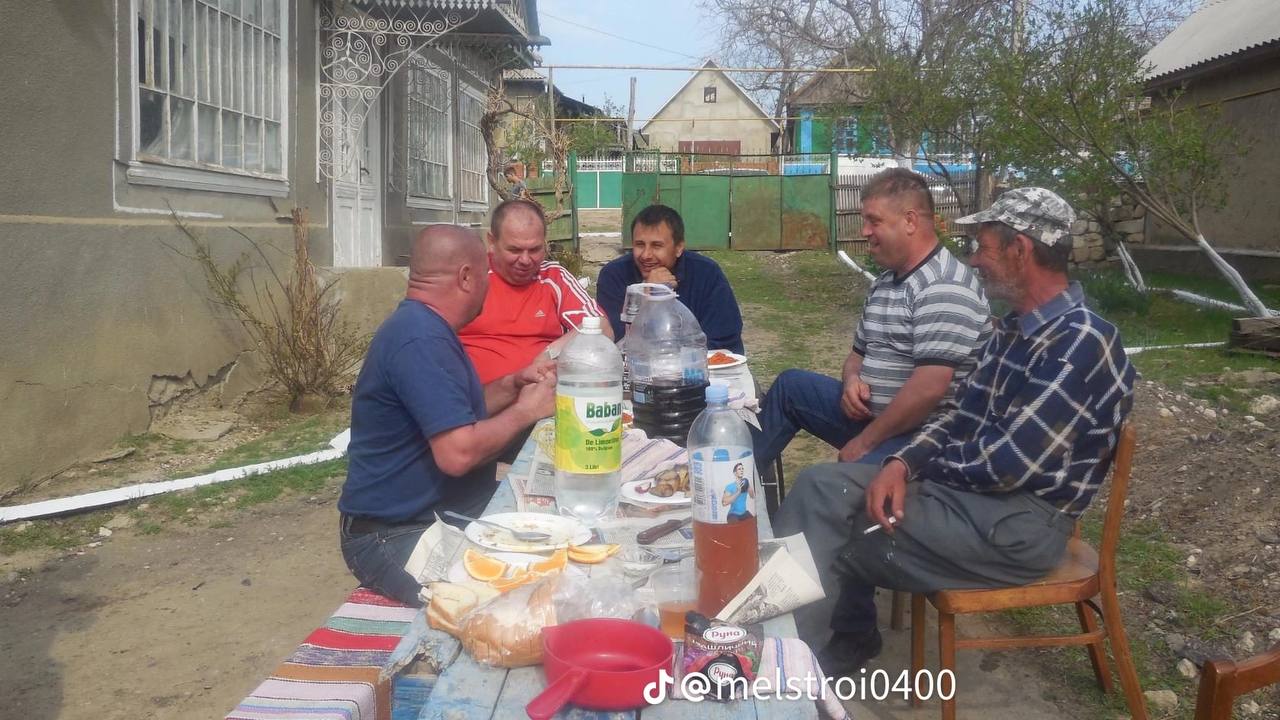 я решила что следующий раз в жизни я пиво пью в таком антураже либо на речке и купаюсь