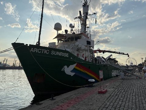 бля тут корабль на котором эта ебанутая плавала грета тумберг