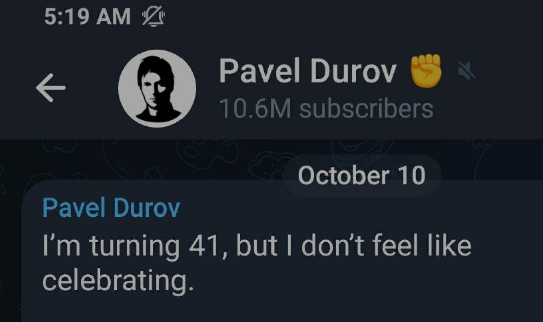 Блин..он.. типо др.. но типо он не чувствует радость.... Это типо грустно.... Типо у парня День Рождения.... А парень.. грустит... Дааа.. грустно всё это... Ведь он... Не рад.... Ему грустно... Нет пр