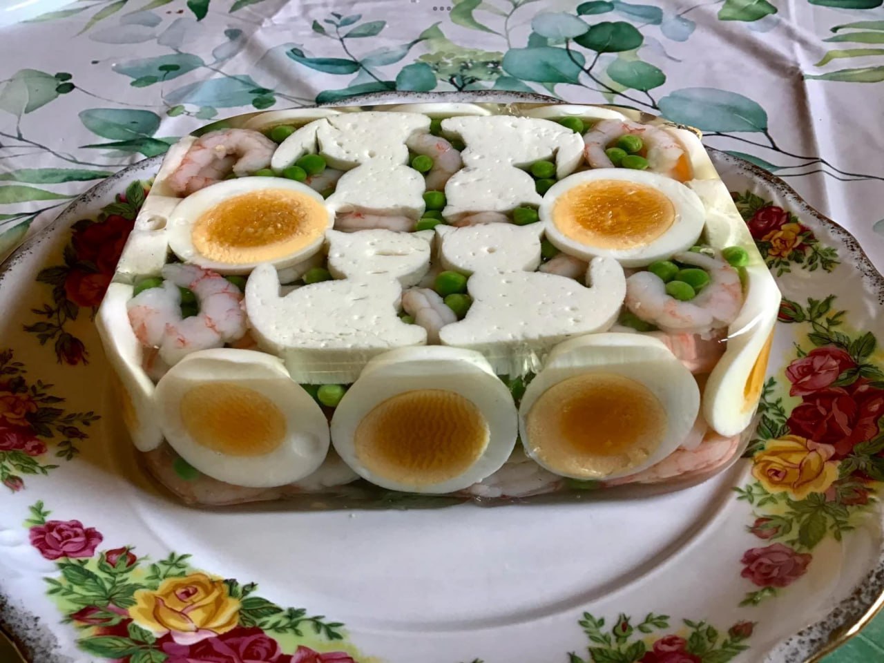 Люди, которые считают окрошку хрючевом, не в курсе, что существует холодец, он же зельц. Кому из древних людей первой пришла светлая мысль заливать еду желатином. Проклятая мерзость