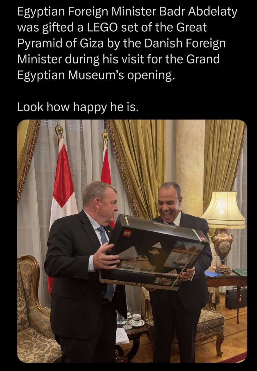 Egyptian Foreign Minister Badr Abdelaty was gifted a LEGO set of the Great Pyramid of Giza the Danish Foreign Minister during his visit for the Grand Egyptian Museum’s opening. Look how happy he is. В