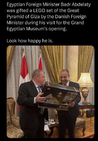 Egyptian Foreign Minister Badr Abdelaty was gifted a LEGO set of the Great Pyramid of Giza the Danish Foreign Minister during his visit for the Grand Egyptian Museum’s opening. Look how happy he is. В