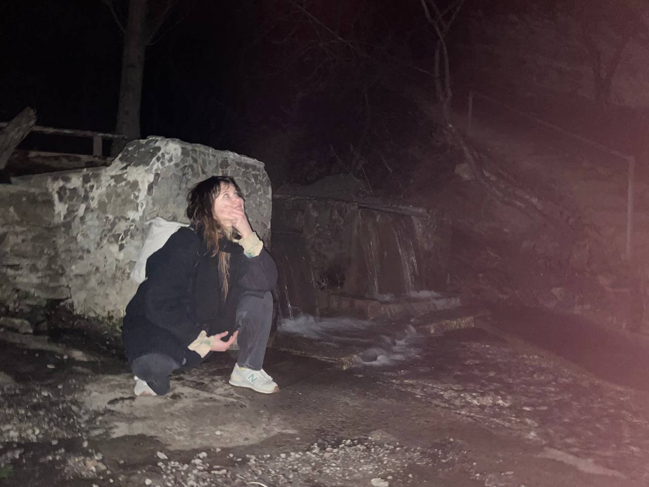 блять там еще и водопад нахуй и снег лежит и еще каких только приколов там нет