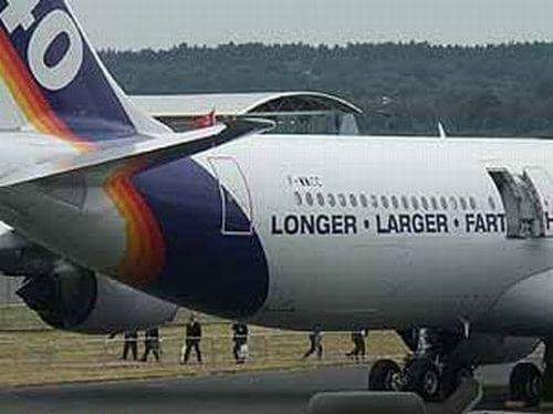 LONGER LARGER FAR Я