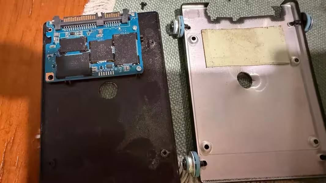 Сисадмин решил уничтожить конфиденциальные данные на SSD, просверлив его насквозь — но не вышло! Накопитель остался рабочим и инфа уцелела. 

SSD сложнее, чем кажется! 😂💾