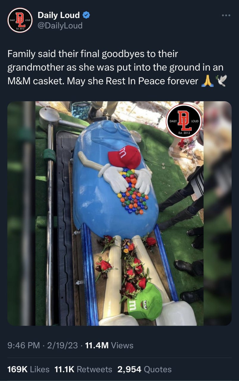 Daily Loud @DailyLoud Family said their final goodbyes to their grandmother as she was put into the ground in an casket. May she Rest In Peace forever A ОАК: Est. 2012 4 4 9:46 2/19/23 Views Likes Ret