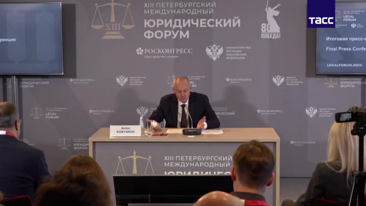 Повторю свой тезис- можно сколько угодно смеяться над конспирологией, но результат налицо. Депутат манифестирует одну из очень известных конспирологических теорий - СССР юридически не распался. Есть ц