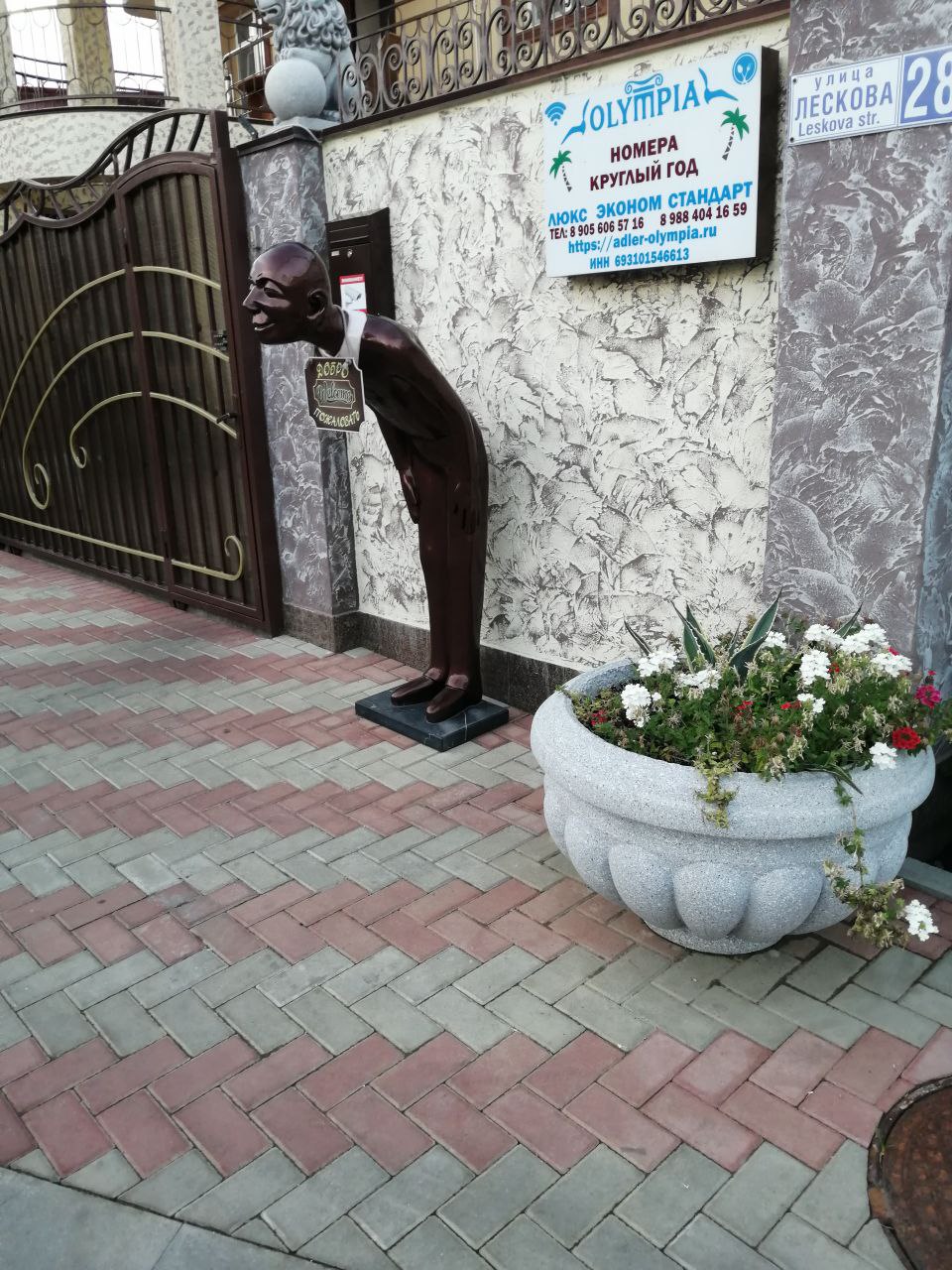 друзья, я в адлере и тут блэк лайвс чето нихуя не мэттер