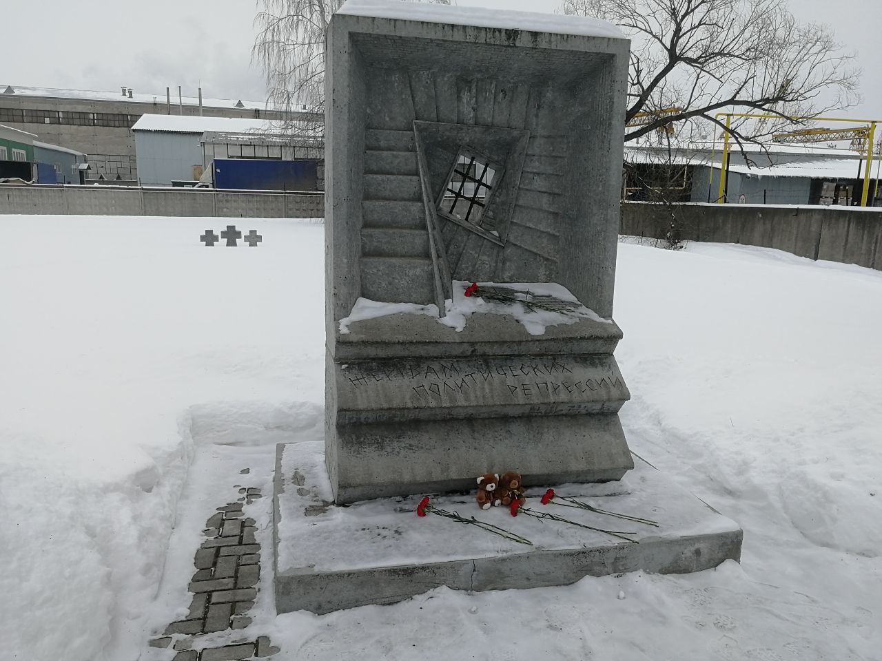 Траурные мемориалы установили в Рязани у памятника жертвам политических репрессий и в Москве у памятника Лесе Украинке.

Также мемориалы появились в Ханты-Мансийске у памятника югорчанам, павшим в лок