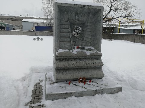 Траурные мемориалы установили в Рязани у памятника жертвам политических репрессий и в Москве у памятника Лесе Украинке.

Также мемориалы появились в Ханты-Мансийске у памятника югорчанам, павшим в лок