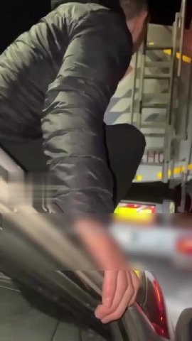 уникумы из-за нехватки бенза начали запрыгивать на бензовозы

Что стало с бензовозом потом, неизвестно...

Поздняков. Подписаться