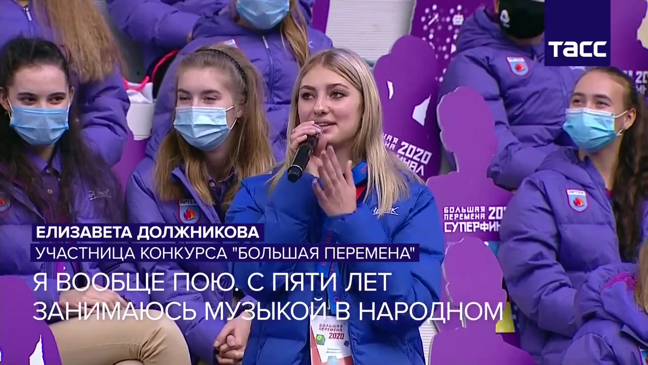ЕЛИЗАВЕТА ДОЛЖНИКОВА iad УЧАСТНИЦА КОНКУРСА "БОЛЬШАЯ ПЕРЕМЕНА" f A ЩЕПОЮ, С ПЯТИ ЛЕТ | С | маман || ПОЙ `-ЛИЗА. У ВАСВВУКАХ МИКРОФОН | ANOSE _ МЫ BAC В@УЕЧЕНЬ ХОРОШО слышим ® Ae.