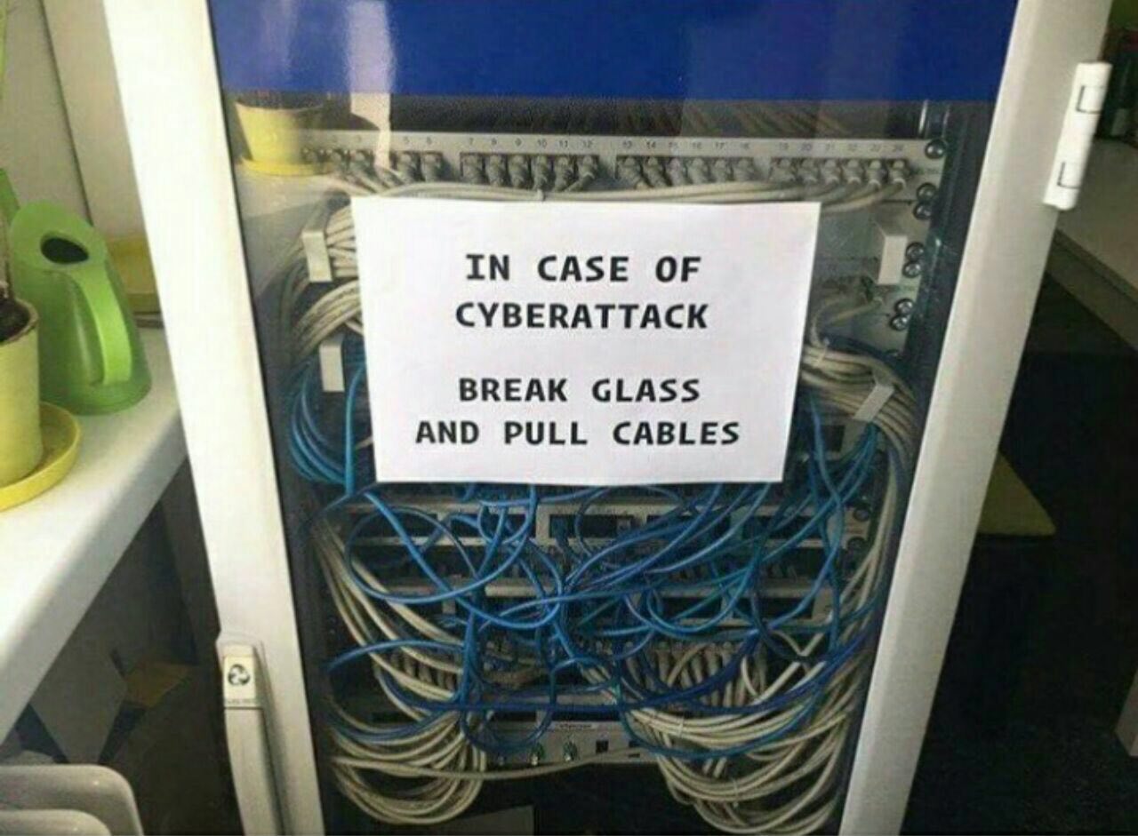 i IN CASE OF СУВЕВАТТАСК BREAK GLASS AND PULL CABL