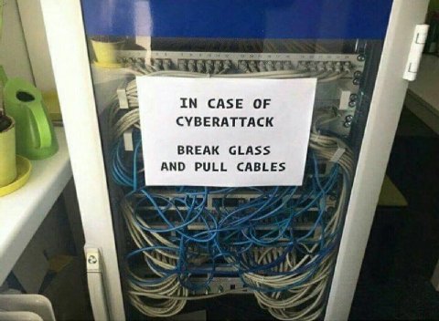 i IN CASE OF СУВЕВАТТАСК BREAK GLASS AND PULL CABL
