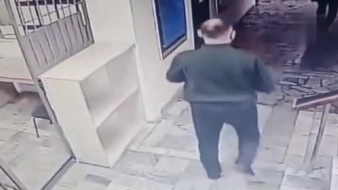 Начальника полиции в Казахстане уволили за то, что стрелял по подчинённым из рогатки.

Офицер из Абайской области наказывал за опоздания «металлическими аргументами» в спину. 

Видео попало в сеть — н