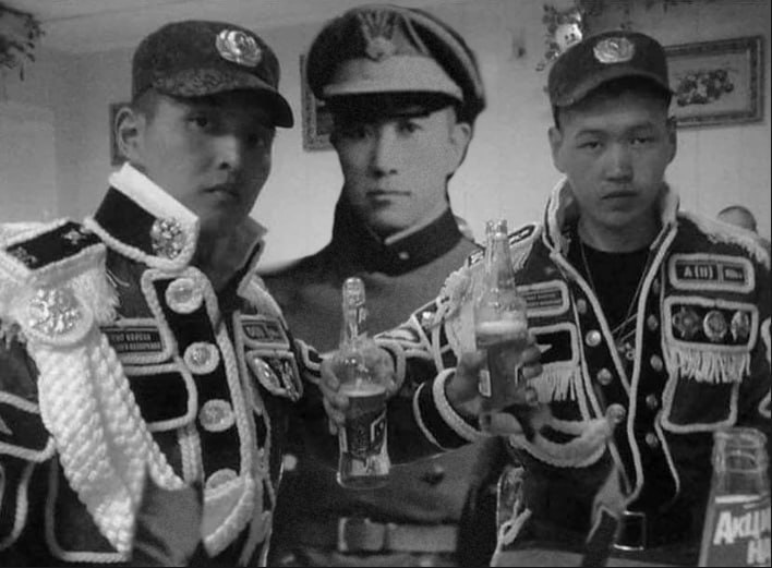 Малоизвестная фотография. Юкио Мисима и курсанты из «Общество щита». За несколько часов до захвата базы восточной дивизии Сил самообороны в токийском районе Итигая.

25 ноября 1970 год.