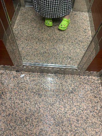 хорошо когда в декабре можно гонять в кроксах
хромой админ отправляется в город
помолитесь за меня шоб я не упала