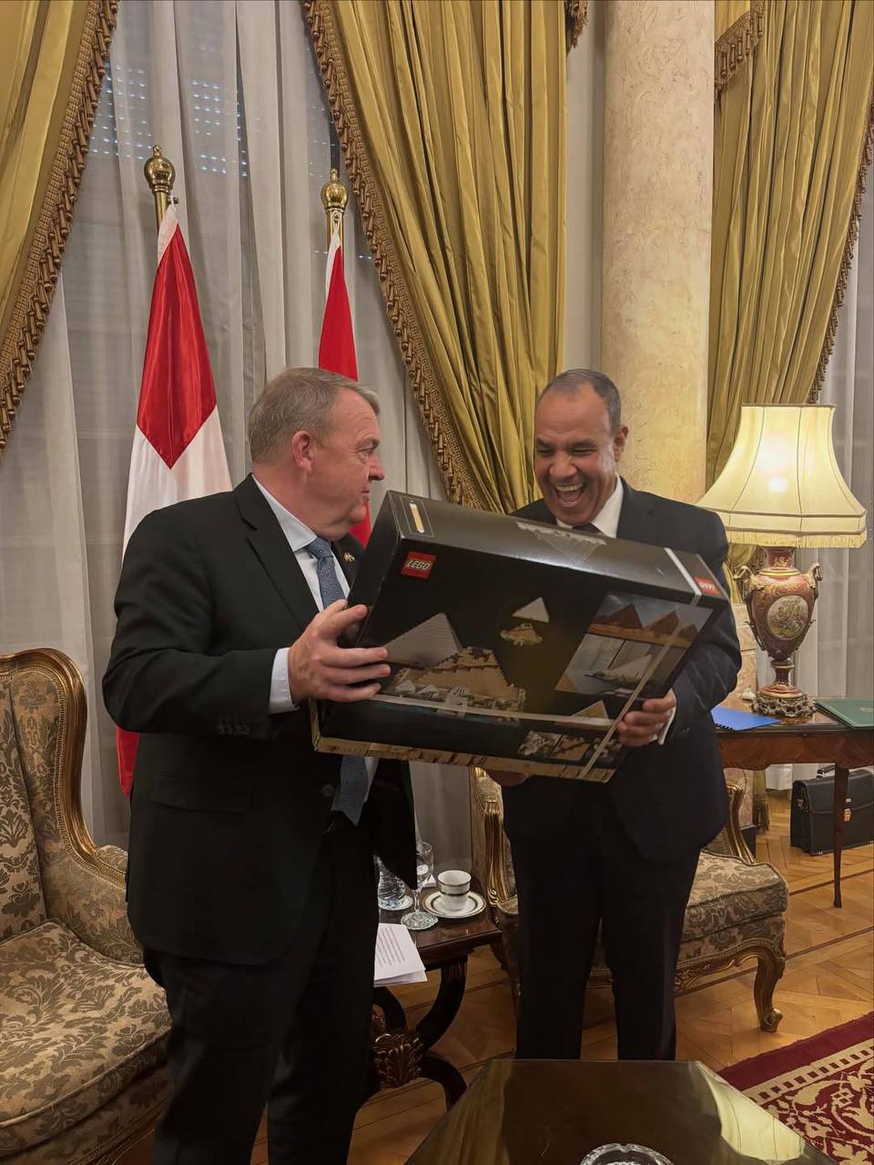 🏜📸🇩🇰🇪🇬 Министр иностранных дел Дании Ларс Лёкке Расмусен подарил египетскому министру иностранных дел Бадру Абделатти набор LEGO с Великой пирамидой Гизы во время своего визита на открытие Большого ег