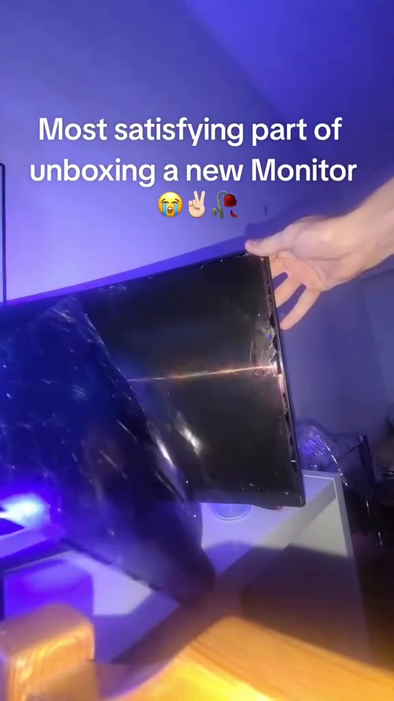 unboxing a new Monitor