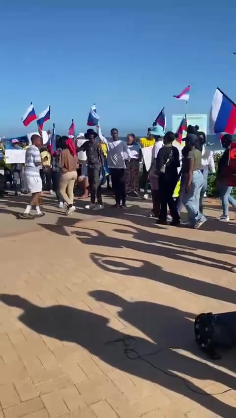 Тем временем в ЮАР(Африка) пророссийские активисты под песню «Сигма бой» пришли на проукраинский митинг, чтобы защитить позицию России