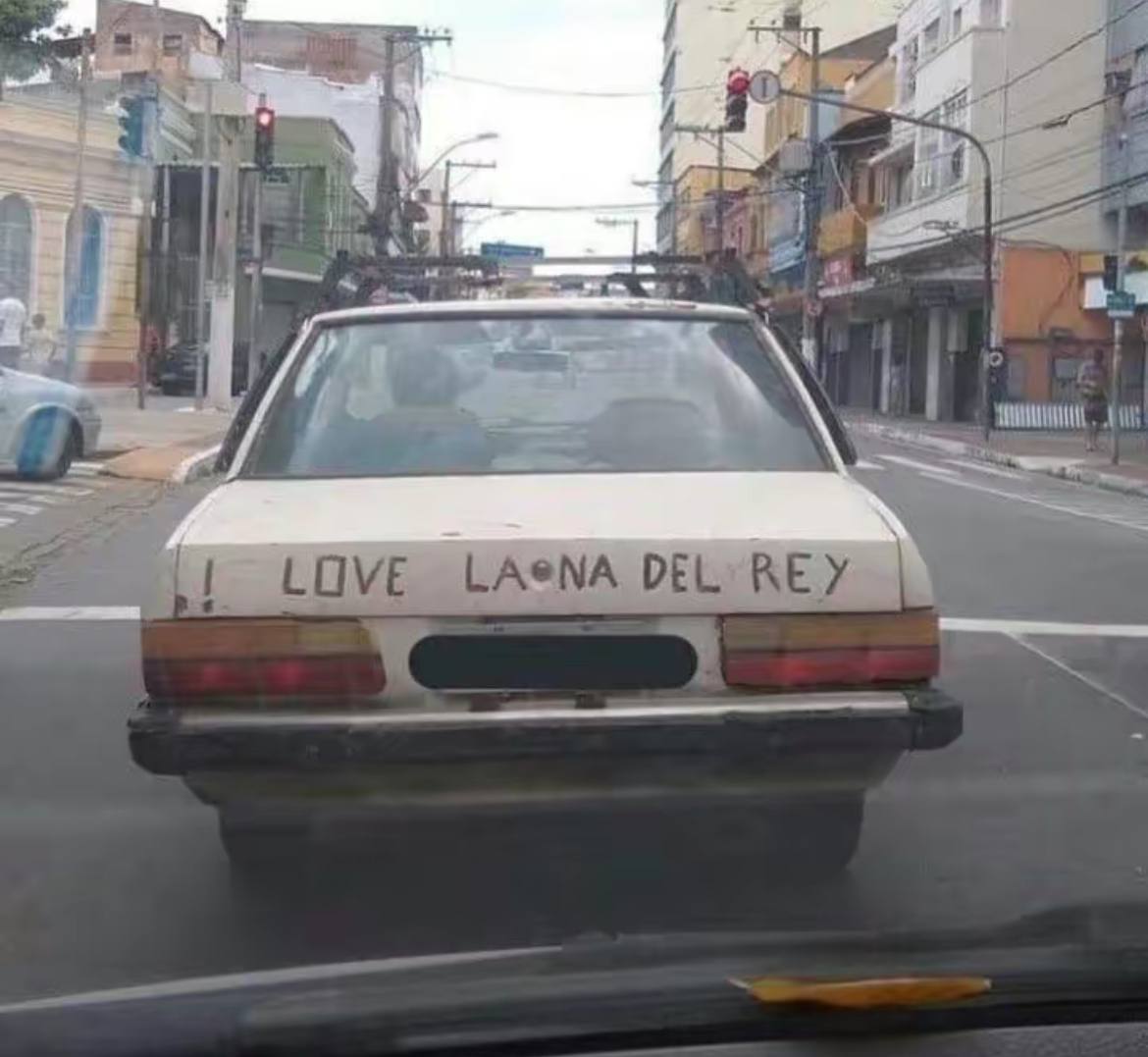 A. в LOVE LA®NA DEL REY