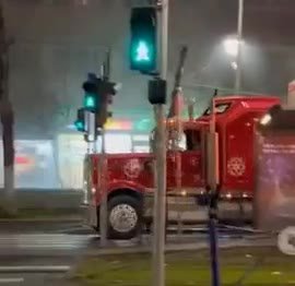 Грузовик из рождественской рекламы Coca-Cola сгорел в Бухаресте