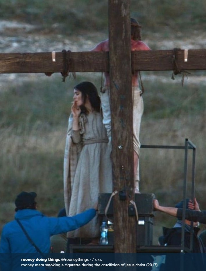 rooney doing things @rooneythings 7 окт. rooney mara smoking a cigarette during the crucifixion of jesus christ