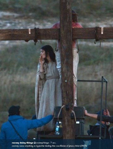 rooney doing things @rooneythings 7 окт. rooney mara smoking a cigarette during the crucifixion of jesus christ