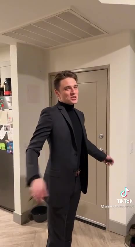это я когда мой сосед азатик в квартире

он сегодня приехал на три часа из москвы и уехал в альметьевск до 9 числа

а я его полгода не видела и скучаю((((((