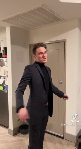 это я когда мой сосед азатик в квартире

он сегодня приехал на три часа из москвы и уехал в альметьевск до 9 числа

а я его полгода не видела и скучаю((((((