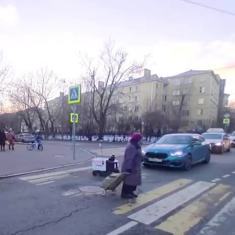 Киберпанк, который мы заслужили.

Бабушка помогает роботу-курьеру перейти дорогу ❤️❤️❤️