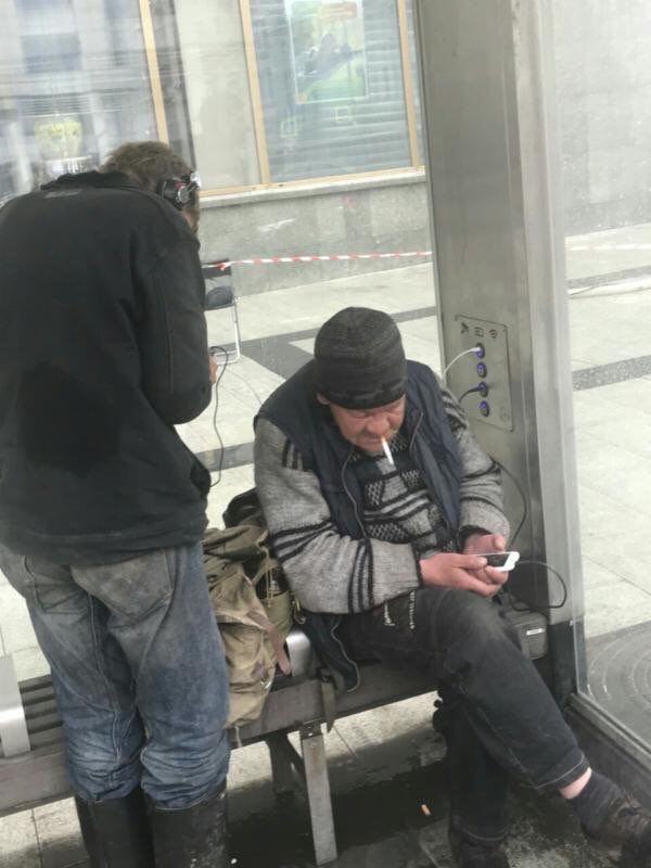 спасибо собянину, что теперь на остановках можно зарядить свой сяоми