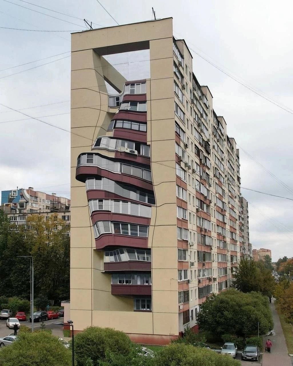 Мурал «The wave is coming» уличного художника Shozy 
 
В рамках International Mural Festival 2022 художник создал иллюзорную картину на 14-ти этажном панельном доме. 
 
Балашиха, Московская область, Ж