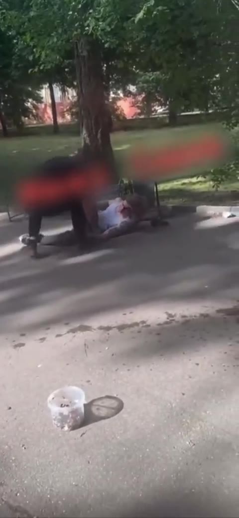 Компашка Ворожбитова решила доебаться до паренька на улице за внешний вид 

По итогу парня ударили в крысу и вырубили, а затем оперативно ретировались 

Нокаутировал его тот, что справа на фотке.

Поз