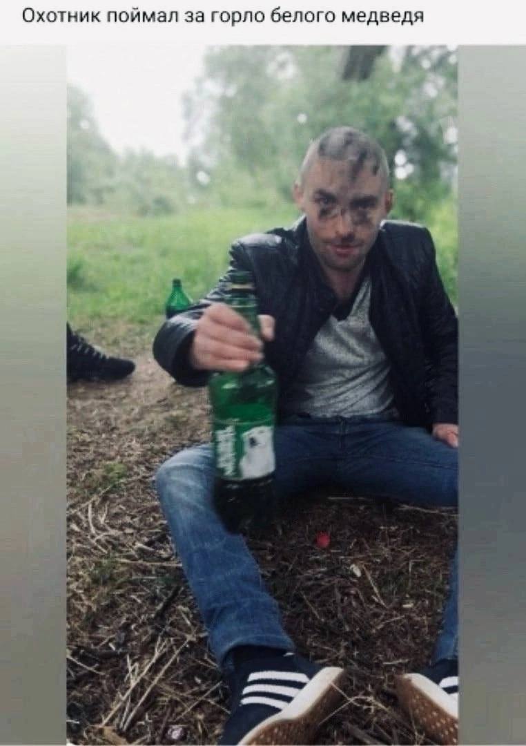 Охотник поймал за горло белого медведя