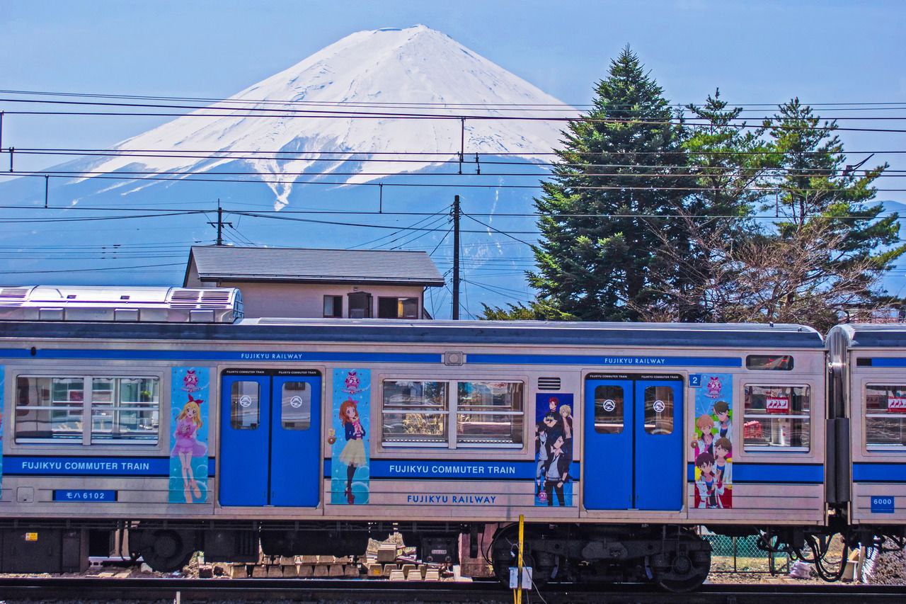 4 “4 5 as iN К |2 ree 3 if 1 8 4 i: 2 4 349 FUJIKYU COMMUTER TRAIN FUJIKYU COMMUTER TRAIN у 4 я