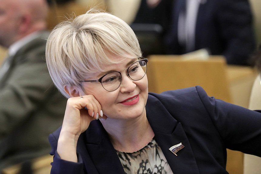 В Госдуме назвали мемы причиной детоненавистничества у молодёжи, которые «не видят проблемы в том, чтобы жить без детей»

Депутат Аиткулова назвала мемы и «весёлые картинки» причиной детоненавистничес