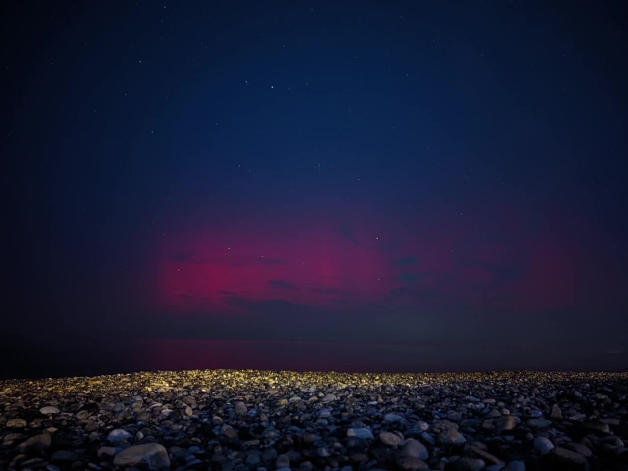 📸🌟🌒 В Батуми сегодня наблюдали северное сияние. Некоторые успели заснять необычное для этих мест явление.