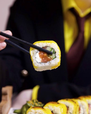 «Не могу говорить, я на корабле в RA’MEN ⚓️»

У ребят классный аниме-ивент! Сделали сет из трех роллов на корабельной палубе, за заказ которого дарят бандану с артами, и… НЕВЕРОЯТНО МИЛЫЙ десерт Тони